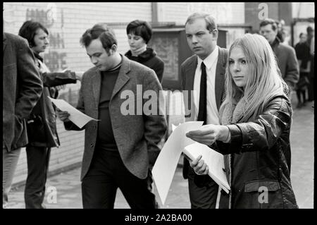 L'Allemagne. Francfort. 28. Janvier 1969.Annette Bauer verteilt das Flugblatt Ohrfeigt Kiesinger des SDD auf dem Campus Annette Bauer distribuant des dépliants de la SDD sur le campus. M-GE-FRA-093 Copyright : Max Scheler/SZ Photo. Auteur : Max Scheler/SZ Photo. Banque D'Images