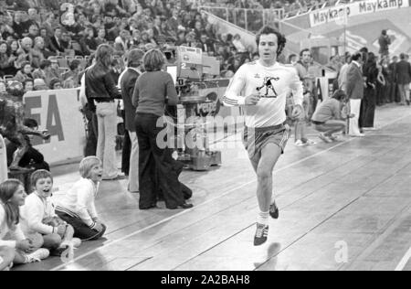 Franz Beckenbauer joueur participe également à l'exécution de la discipline au Festival de la presse sportive dans l'Olympiahalle de Munich. Banque D'Images