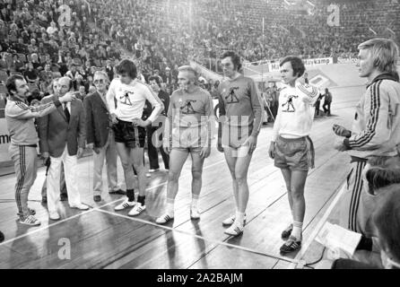 Franz Beckenbauer joueur (2e à partir de la droite) participe également à l'exécution de la discipline au Festival de la presse sportive dans le Hall olympique de Munich. Banque D'Images