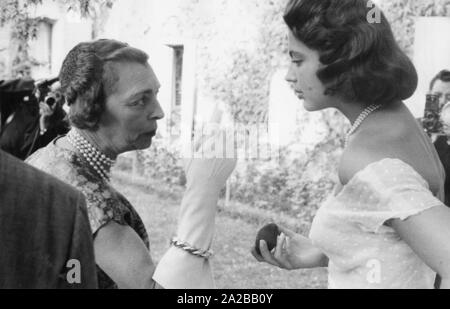 Ira von Fürstenberg (r.), ici avec sa belle-mère, à son mariage à Alfonso Von Hohenlohe. Banque D'Images