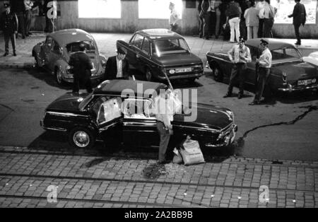 Le raid sur une branche de la Deutsche Bank sur la Prinzregentenstrasse sur 04.08.1971 devient une partie de l'histoire criminelle de l'Allemagne : c'est le premier vol de banque avec prise d'otage de la République fédérale. Dans l'image : la voiture, une escapade BMW bleu, après l'incendie mortel d'échange avec la police, dans lequel les deux l'un des preneurs d'otages, Hans Georg Rammelmayr, et âgé de 20 ans, l'otage Ingrid Reppel est mort. À la roue avant droite est le sac de jute de la Deutsche Bank avec l'extorsion de 20 millions de DM. Banque D'Images