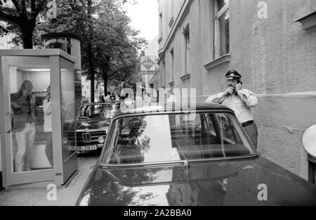 Le raid sur une branche de la Deutsche Bank sur la Prinzregentenstrasse sur 04.08.1971 devient une partie de l'histoire criminelle de l'Allemagne : c'est le premier vol de banque avec prise d'otage de la République fédérale. Sur la photo : voitures de police parc sur le trottoir dans une rue latérale. Banque D'Images