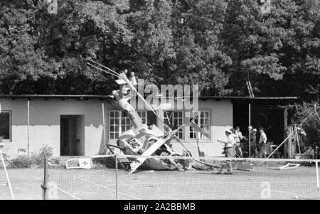 Accident mortel d'un hélicoptère de sauvetage de l'ADAC au cours d'une approche à l'atterrissage sur l'emplacement de déploiement Munich-Allach sur 17.08.1971. Sur la photo : la police sur le site de l'accident. Banque D'Images