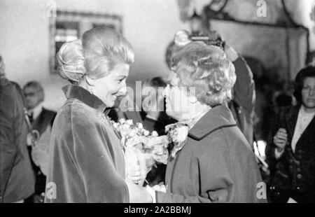 À Schloss Fuschl en Hof bei Salzburg festival de chasse a eu lieu en 1971. Le bateau pavillon de chasse du 15ème siècle est un lieu de rencontre pour des invités de partout dans le monde. Photographié ici : l'actrice allemande Winnie Markus, l'épouse du maître de la chasse Carl Vogel, en conversation avec l'actrice allemande Magda Schneider. Banque D'Images