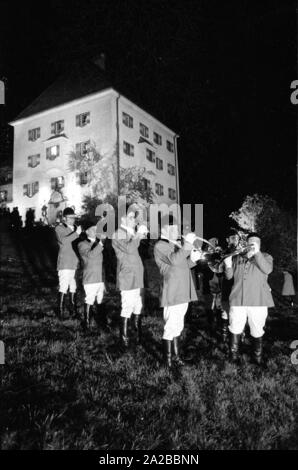 En 1971 un festival de chasse a eu lieu à Schloss Fuschl à Hof bei Salzburg. Le bateau pavillon de chasse du 15ème siècle est un lieu de rencontre pour des invités de partout dans le monde. Sur la photo : cor de chasse alerte jouant sur parforce cornes. Banque D'Images