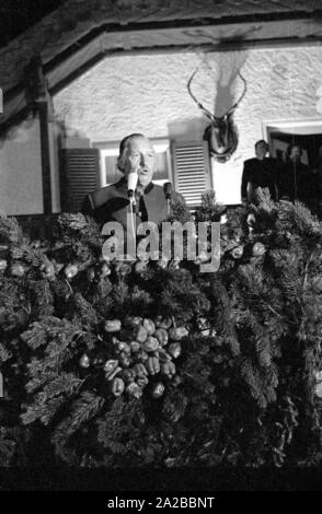 À Schloss Fuschl en Hof bei Salzburg festival de chasse a eu lieu en 1971. Le bateau pavillon de chasse du 15ème siècle est un lieu de rencontre pour des invités de partout dans le monde. Sur la photo : le propriétaire de l'hôtel et maître de la chasse Carl Vogel donne un discours d'un piédestal Banque D'Images