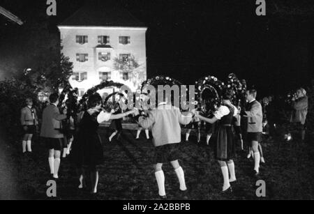 Un festival de chasse a eu lieu en 1971 à Schloss Fuschl à Hof bei Salzburg. Le bateau pavillon de chasse du 15ème siècle est un lieu de rencontre pour des invités de partout dans le monde. Sur la photo : Le groupe folklorique Salzburger Stierwascher effectue une danse en rond. Banque D'Images