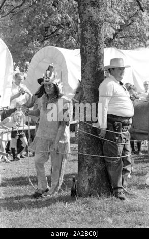 Vacances d'aventure avec chariot couvert en Haute-franconie avec cowboy et indien jeux. Banque D'Images
