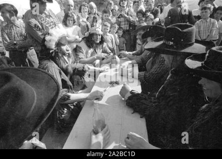 Vacances d'aventure avec chariot couvert en Haute-franconie avec cowboy et indien jeux. Banque D'Images