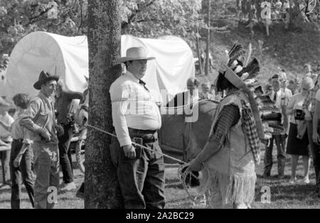 Vacances d'aventure avec chariot couvert en Haute-franconie avec cowboy et indien jeux. Banque D'Images