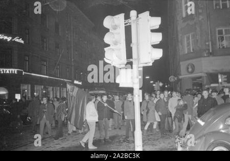 Après la tentative d'assassinat sur Rudi Dutschke, des actions ont eu lieu contre la maison d'édition Springer dans toute l'Allemagne sur le week-end de Pâques 1968. À Munich, les manifestants tentent d'interrompre la livraison de la Bild-Zeitung à travers la barricade de la librairie de Munich sur Schellingstrasse (soit 12,04 ou 15,04.). Sur la photo : Des manifestants, y compris les partisans de la Deutsche Jungenschaft vom 1.11.1929". Banque D'Images