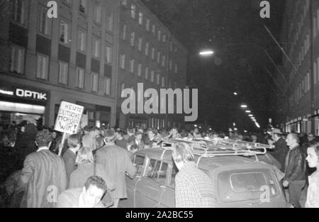 À la suite de la tentative d'assassinat contre Rudi Dutschke, des actions ont eu lieu contre la maison d'édition Springer dans toute l'Allemagne sur le week-end de Pâques 1968. À Munich, les manifestants tentent d'interrompre la livraison de la Bild-Zeitung à travers la barricade de la librairie de Munich sur Schellingstrasse (soit 12,04 ou 15,04.). Banque D'Images