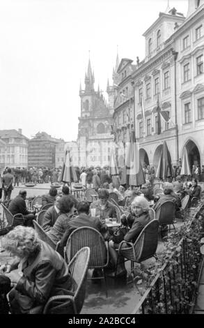 Café sur la place de la vieille ville de Prague. Dans l'arrière-plan il y a une démonstration. Les jeunes pour protester contre la réduction de la présence "soldat". Banque D'Images