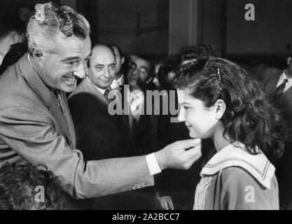 Le réalisateur italien Vittorio de Sica sélectionne à partir de 300 filles l'actrice principale de son film 'Le Pavillon' (1955). Auteur : Max Scheler / SZ Photo. Banque D'Images