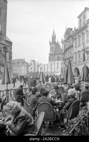 Café sur la place de la vieille ville de Prague. Dans l'arrière-plan il y a une démonstration. Les jeunes pour protester contre la réduction de la présence "soldat". Banque D'Images