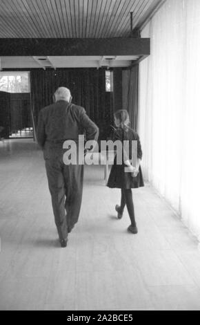 Le Chancelier Ludwig Erhard dans le nouveau chancelier bungalow avec XX. Banque D'Images