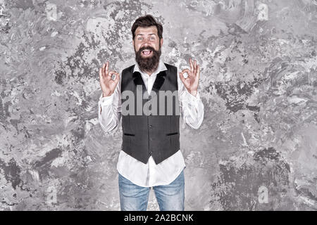 Maison de vacances juives. L'expression émotionnelle. Charmante personne juive. L'homme juif barbu. Les traditions juives. Festival de Pourim fêtes du judaïsme. Guy barbu habillé en maturité Élégante chemise et veste. Banque D'Images