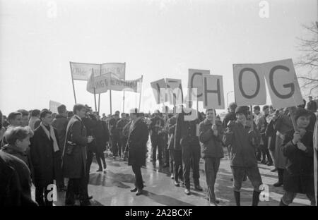 Protestation contre le groupe britannique 'The Beatles' à Salzbourg. Protestation des étudiants avec de la musique en laiton et bannières lire 'Hoch der Eunuchenchor', 'Support pour le zoo alpin" et "Beatles go home'. Banque D'Images