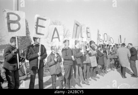 Protestation contre le groupe britannique 'The Beatles' à Salzbourg. Protestation des étudiants avec de la musique en laiton et bannières lire 'Beatles' go home. Banque D'Images