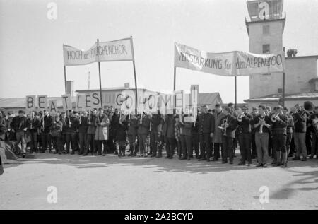 Protestation contre le groupe britannique 'The Beatles' à Salzbourg. Protestation des étudiants avec de la musique en laiton et bannières lire 'Hoch der Eunuchenchor', 'Support pour le zoo alpin" et "Beatles go home'. Banque D'Images