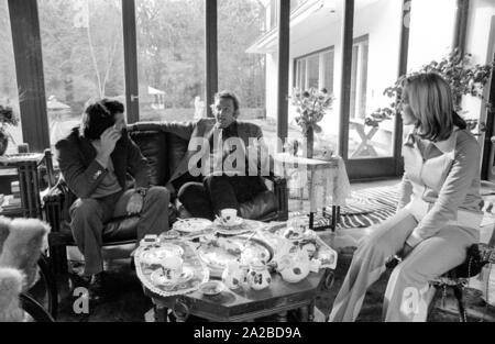 Accueil Histoire avec la famille Beckenbauer. Photo : Brigitte Beckenbauer avec des invités dans le salon. Banque D'Images