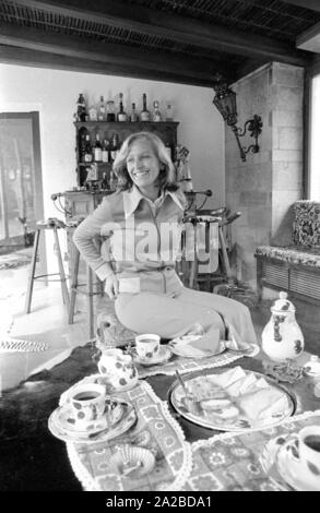 Accueil Histoire avec la famille Beckenbauer. Photo : Brigitte Beckenbauer à la table basse. Banque D'Images