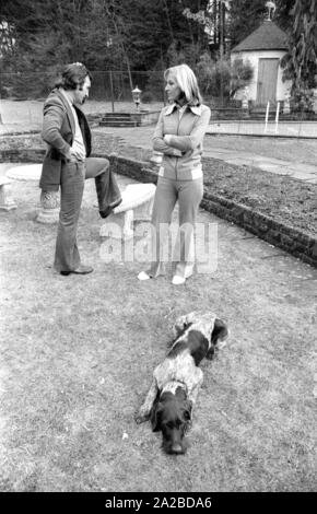 Accueil Histoire avec la famille Beckenbauer. Dans la photo : Brigitte Beckenbauer avec chien dans le jardin. Banque D'Images