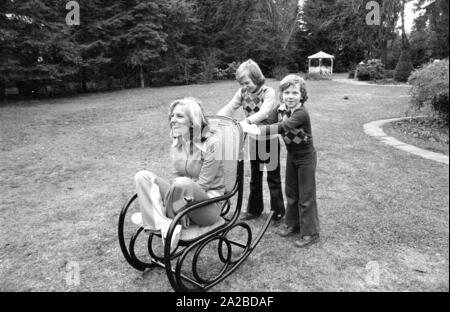 Accueil Histoire avec la famille Beckenbauer. Photo : Brigitte Beckenbauer et les enfants (à partir de la gauche), Thomas et Michael. Banque D'Images