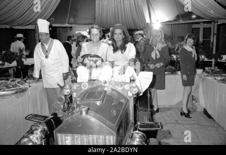 Le pilote automobile autrichien Niki Lauda célèbre dans le quartier branché de 'Pourquoi pas' Club à Munich. Banque D'Images