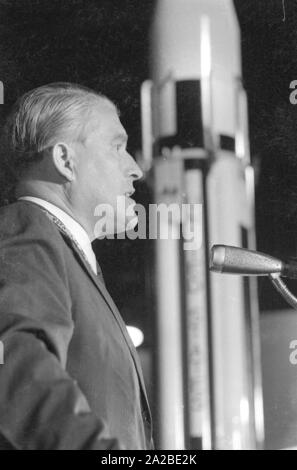 L'ingénieur Wernher von Braun visite le Salon International des Transports (IVA) au centre d'exposition Theresienhöhe à Munich. Von Braun est titulaire d'un discours d'acceptation pour le prix 'Pionierkette Brillantnadel mit und Windrose'. Banque D'Images