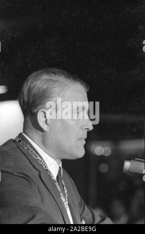 L'ingénieur Wernher von Braun visite le Salon International des Transports (IVA) au centre d'exposition Theresienhöhe à Munich. Von Braun est titulaire d'un discours d'acceptation pour le prix 'Pionierkette Brillantnadel mit und Windrose'. Banque D'Images