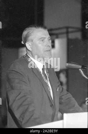 L'ingénieur Wernher von Braun visite le Salon International des Transports (IVA) au centre d'exposition Theresienhöhe à Munich. Von Braun est titulaire d'un discours d'acceptation pour le prix 'Pionierkette Brillantnadel mit und Windrose'. Banque D'Images