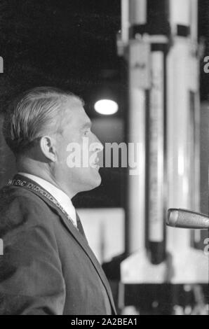 L'ingénieur Wernher von Braun visite le Salon International des Transports (IVA) au centre d'exposition Theresienhöhe à Munich. Von Braun est titulaire d'un discours d'acceptation pour le prix 'Pionierkette Brillantnadel mit und Windrose'. Banque D'Images