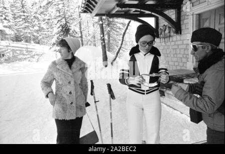 Farah Diba (centre) et Shah Mohammad Reza Pahlavi (r.) sur des vacances de ski à St-Moritz. Banque D'Images