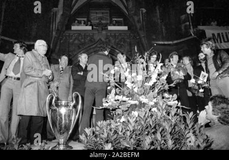 FC Bayern célèbre remportant le championnat de la Bundesliga et la Ligue des Champions. De gauche à droite : Sepp Maier, Wilhelm Neudecker Udo Lattek, inconnu,, Franz Beckenbauer (par derrière), Georg Kronawitter, inconnu, Georg Schwarzenbeck, Bernd Dürnberger, Gerd Müller (caché) et Rainer Zobel. Banque D'Images