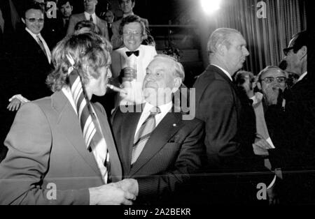 Gardien Sepp Maier (l.) et le Premier Ministre bavarois Alfons Goppel (r.) lors du banquet du président fédéral dans l'hôtel Hilton à Munich. Banque D'Images