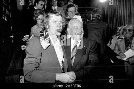 Gardien Sepp Maier (l.) et le Premier Ministre bavarois Alfons Goppel (r.) lors du banquet du président fédéral dans l'hôtel Hilton à Munich. Banque D'Images