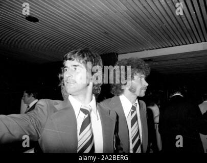 Les footballeurs Gerd Müller (l.) et Paul Breitner (r.) lors du banquet du président fédéral dans l'hôtel Hilton à Munich. Banque D'Images