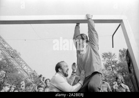 Les lanceurs de javelot Klaus Wolfermann (l.) et Janis Lusis (r.) à l'Ami Sportfest (mai Festival du sport) dans Burgkirchen. Les athlètes sont des amis. Banque D'Images