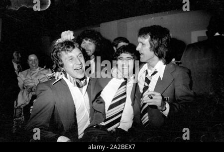 De gauche à droite : Heinz Flohe, Paul Breitner (derrière), Gerd Müller et Wolfgang Overath lors du banquet du président fédéral à l'hôtel Hilton à Munich. Banque D'Images