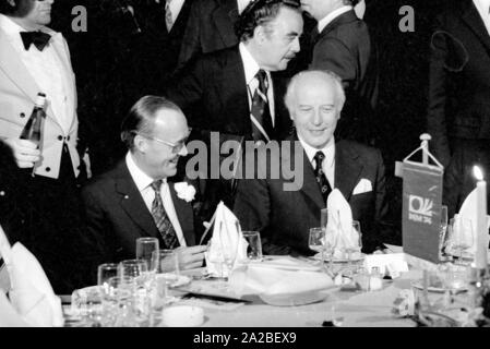 Les néerlandais le Prince Bernhard zur Lippe-Biestfeld (l.) et président fédéral Walter Scheel (r.) au banquet de l'hôtel Hilton à Munich. Banque D'Images