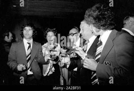 De gauche à droite : Gerd Müller (l.), le Premier Ministre bavarois Alfons Goppel (2e à partir de la droite) et Paul Breitner (r.) lors du banquet du président fédéral dans l'hôtel Hilton à Munich. Banque D'Images