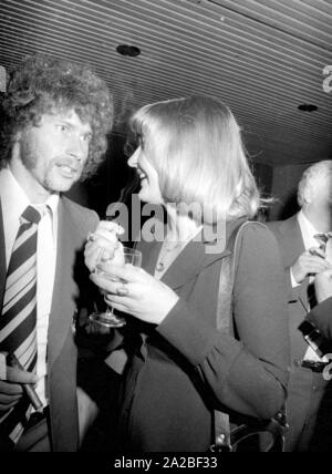 Joueur de Paul Breitner et son épouse Hilde ( ?) lors du banquet du président fédéral à l'hôtel Hilton à Munich. Banque D'Images