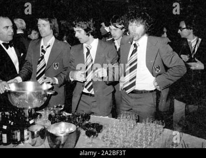 De gauche à droite : Wolfgang Overath, Gerd Müller et Paul Breitner lors du banquet du président fédéral à l'hôtel Hilton à Munich. Banque D'Images