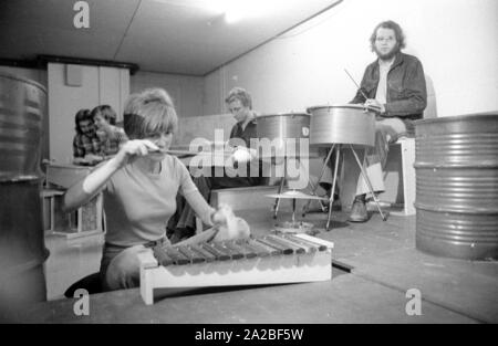 La "Gesundheitspark" de la Münchner Volkshochschule (centre d'éducation des adultes) dans l'Olympiastation propose un large éventail d'activités pour la santé physique et mentale, y compris l'enseignement de la musique. Banque D'Images