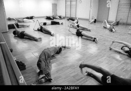 La "Gesundheitspark" de la Münchner Volkshochschule (centre d'éducation des adultes) dans l'Olympiastation propose un large éventail d'activités pour la santé physique et mentale, y compris la gymnastique. Banque D'Images