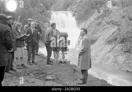 Richard Burton (r.) sur le tournage du film 'l'espion qui venait du froid" dans Garmisch-Wallgau. Banque D'Images