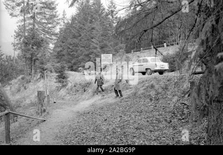 Richard Burton (r.) sur le tournage du film 'l'espion qui venait du froid" dans Garmisch-Wallgau. Gauche à côté de lui, l'acteur Oskar Werner. Banque D'Images