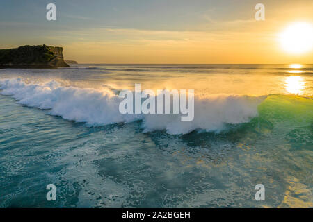 De grandes vagues tropicales au coucher du soleil à Bali Banque D'Images