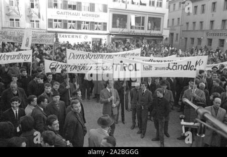 Les gens manifester sur la Kornmarktplatz à Bregenz, ils veulent que le plus récent navire de la flotte autrichienne Bodensee à être nommée 'Italie'. Les habitants de l'homonyme de l'état fédéral de rejeter le navire nom 'Karl Renner'. Lire sur les banderoles : "La démocratie dictature pas', 'Tyrol tient à l'Laendle !' et 'l'un contre 250 000'. Ce débat public, qui a duré de 1964 à 1965, est entré dans l'histoire comme le 'Fussachaffaere' ('Fussach affair'). Banque D'Images